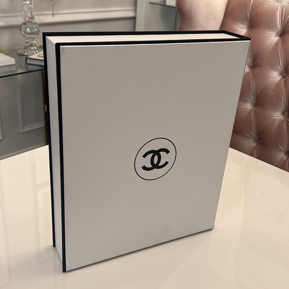 NWOTLARGE CHANEL DELUX HARD BOX BY ABRAM BOOK